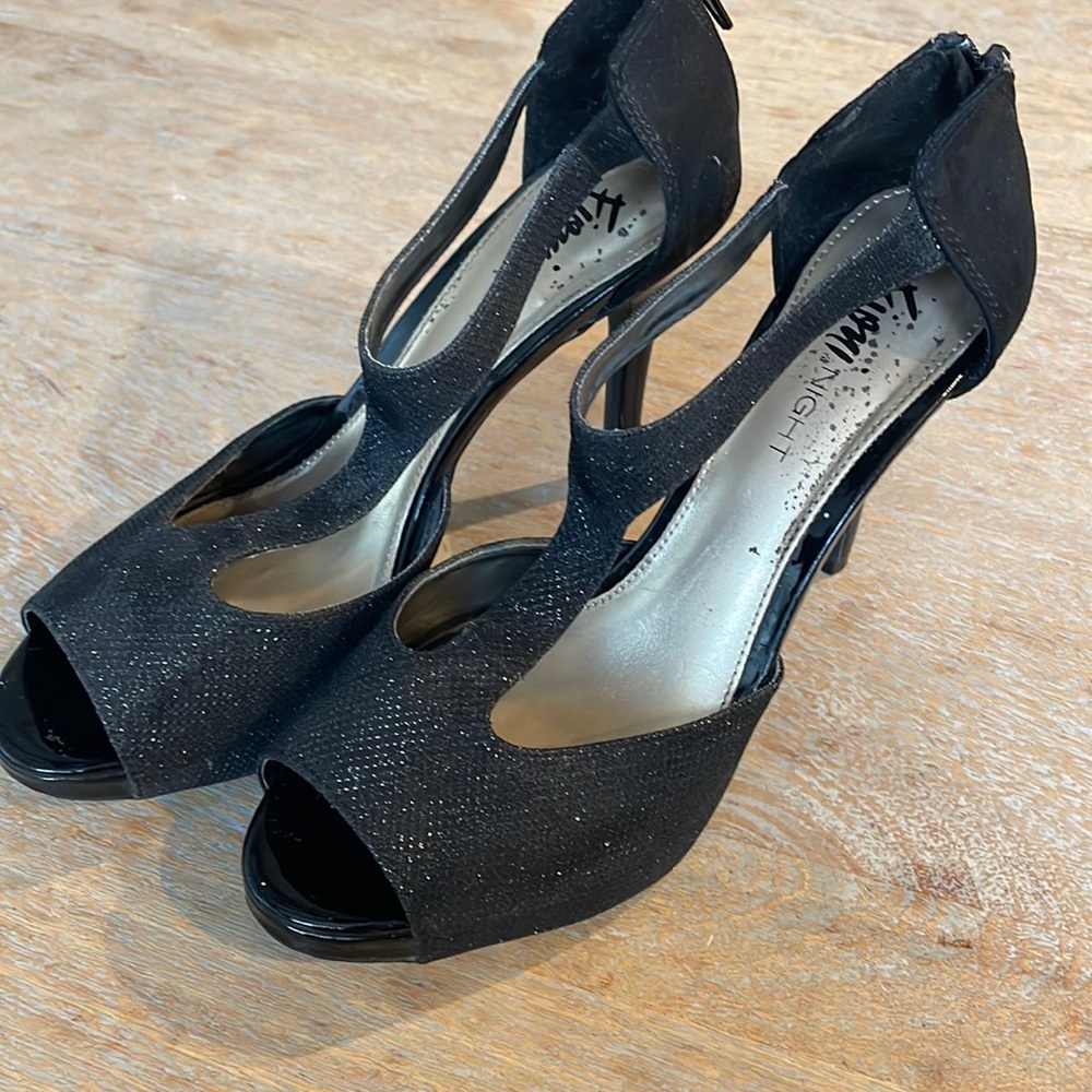 Size 8 1/2 Fioni black t strap heels